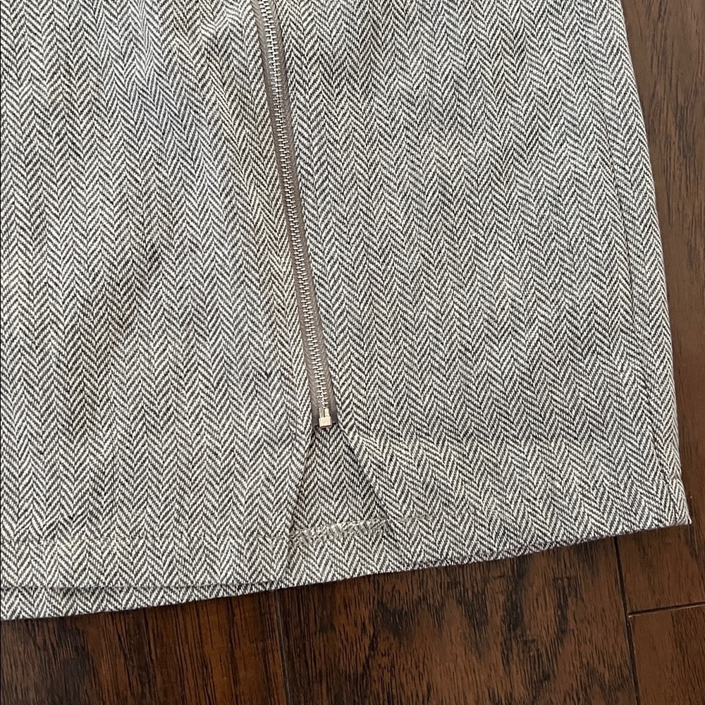 New without tag! Stylish Gray Skirt with Zipper Detail - Picture 2 of 3